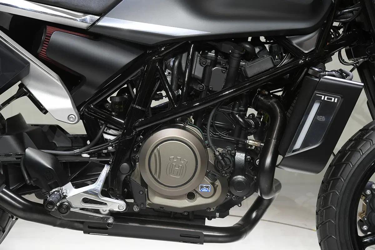 EICMA 2017: Husqvarna Svartpilen 701, foto e dati (17)