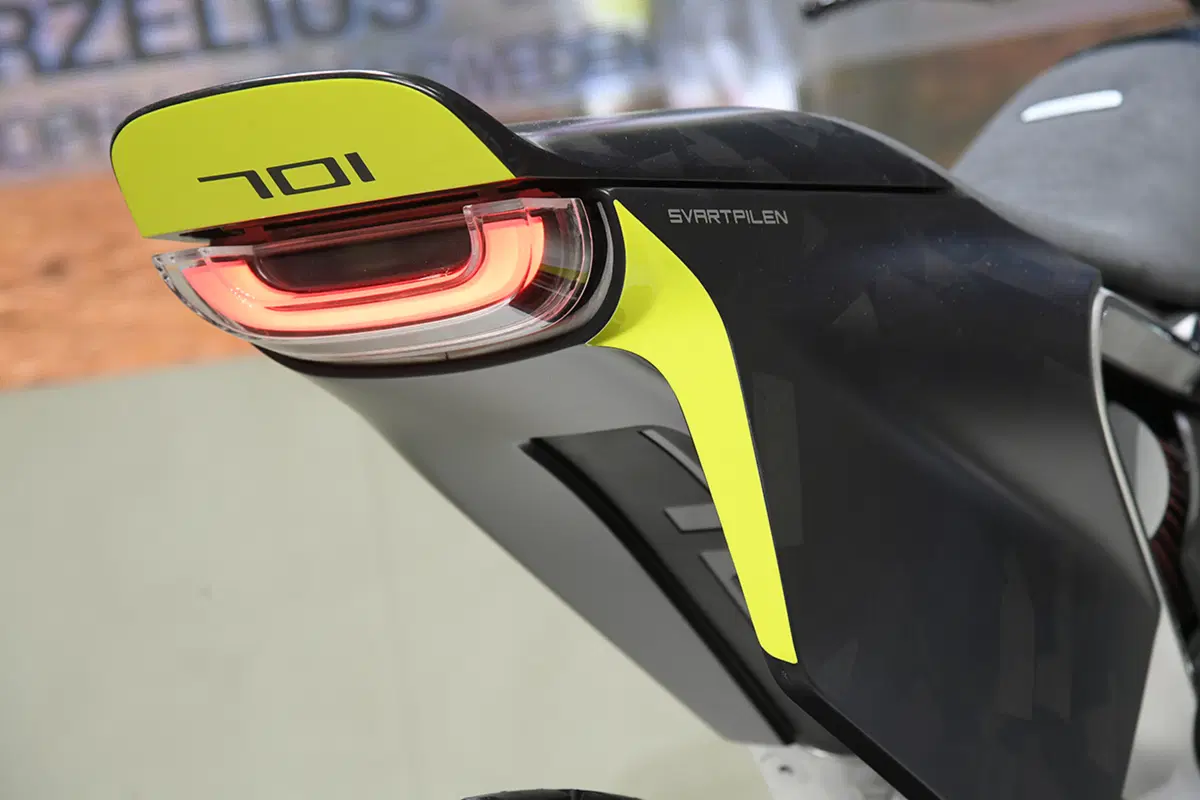 EICMA 2017: Husqvarna Svartpilen 701, foto e dati (20)