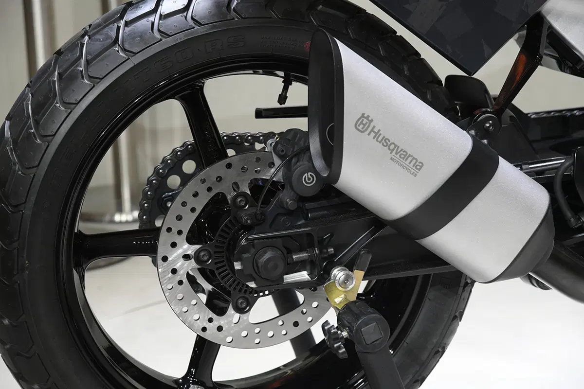 EICMA 2017: Husqvarna Svartpilen 701, foto e dati (23)