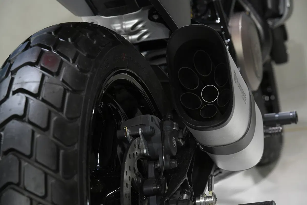 EICMA 2017: Husqvarna Svartpilen 701, foto e dati (24)