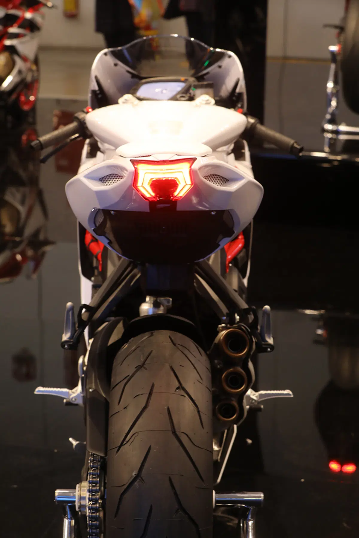 Tre moto speciali da MV Agusta: F3 675 e 800 RC, Brutale 800 RR Pirelli (41)