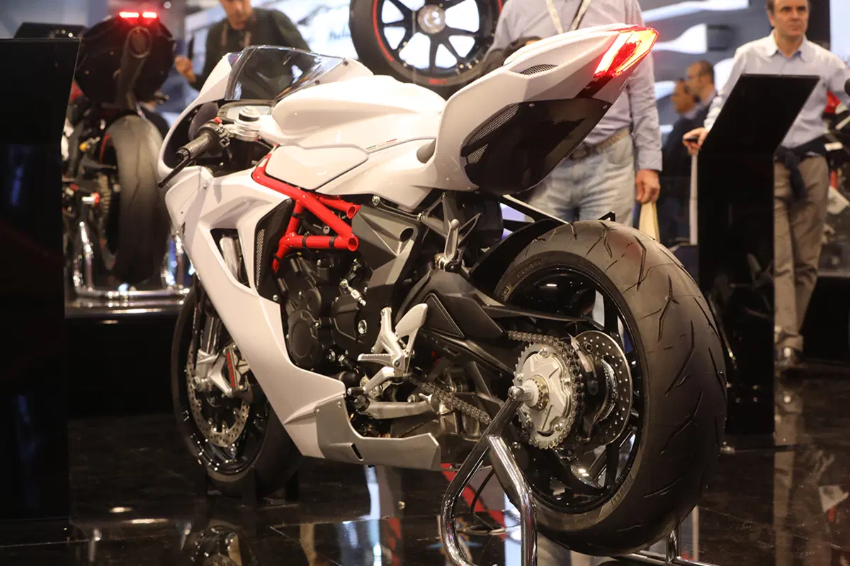 Tre moto speciali da MV Agusta: F3 675 e 800 RC, Brutale 800 RR Pirelli (4)