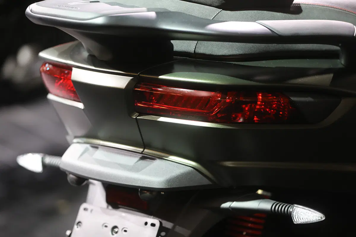 EICMA 2017: Piaggio MP3 350 e MP3 500, dotazione di serie più ricca (11)