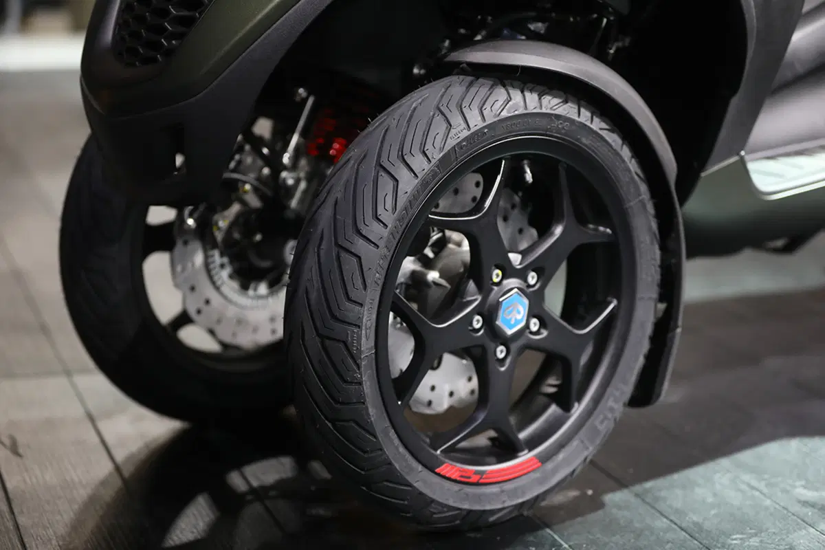 EICMA 2017: Piaggio MP3 350 e MP3 500, dotazione di serie più ricca (14)