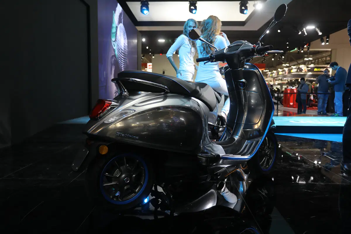 EICMA 2017: Vespa Elettrica, il classico made in Italy diventa green (7)