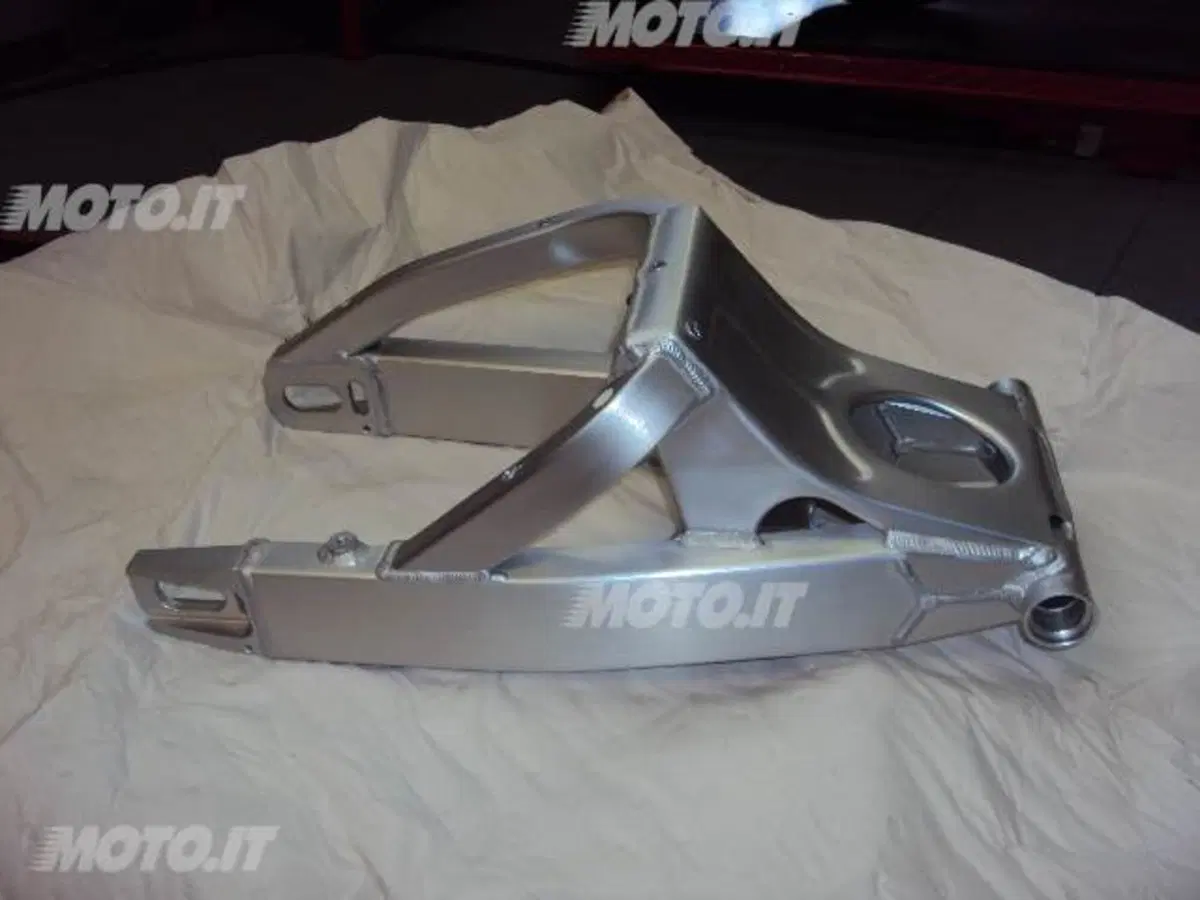 R6 '01-'02 forcellone posteriore ORIGINALE Yamaha R6 '01-'02 forcellone posteriore ORIGINALE