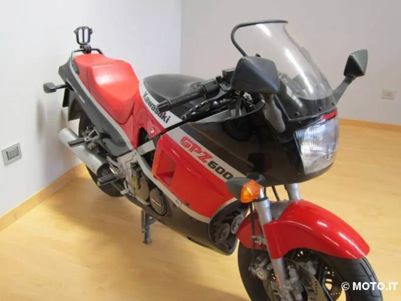 Kawasaki GPZ 900 R