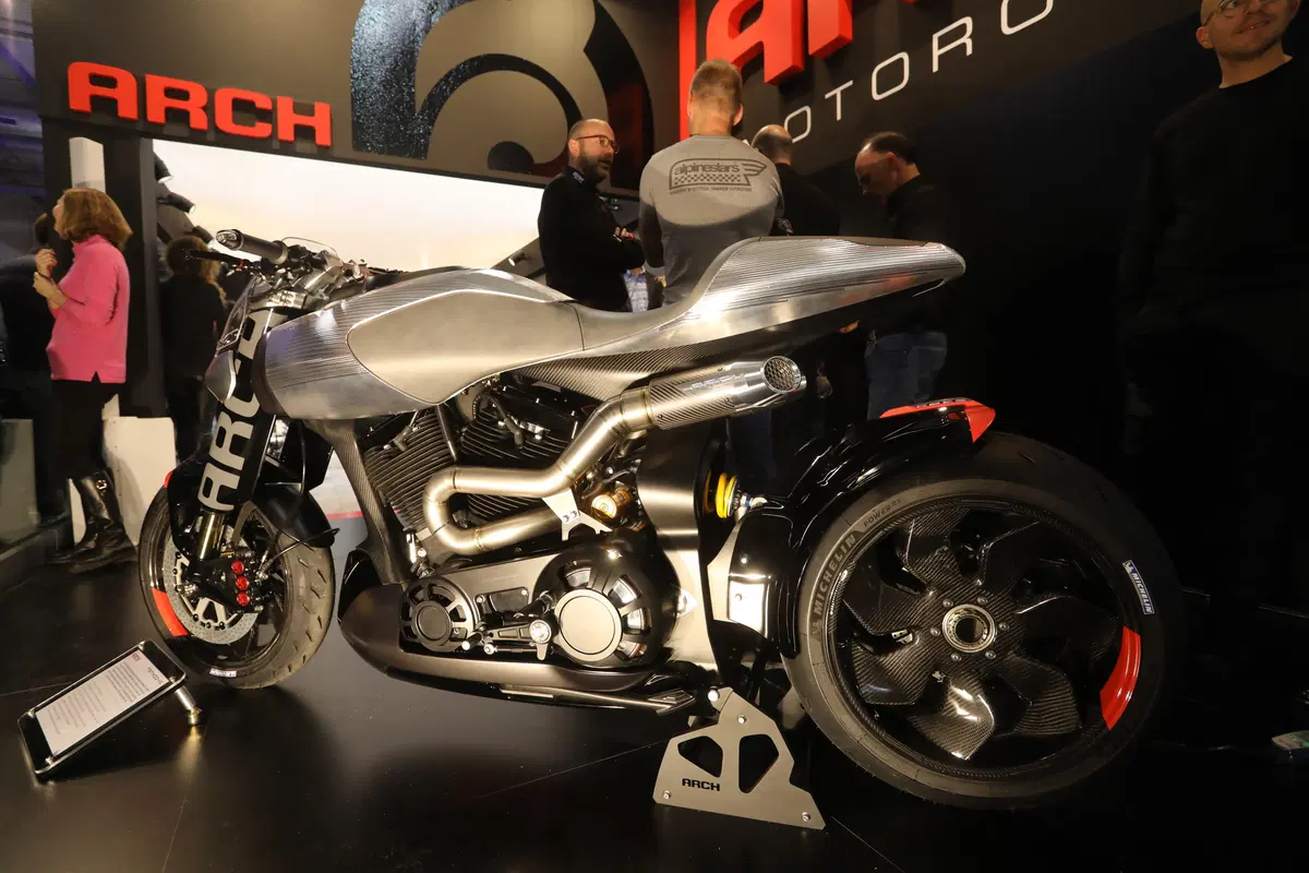 EICMA 2017. Keanu Reeves: "Faccio moto da guidare"