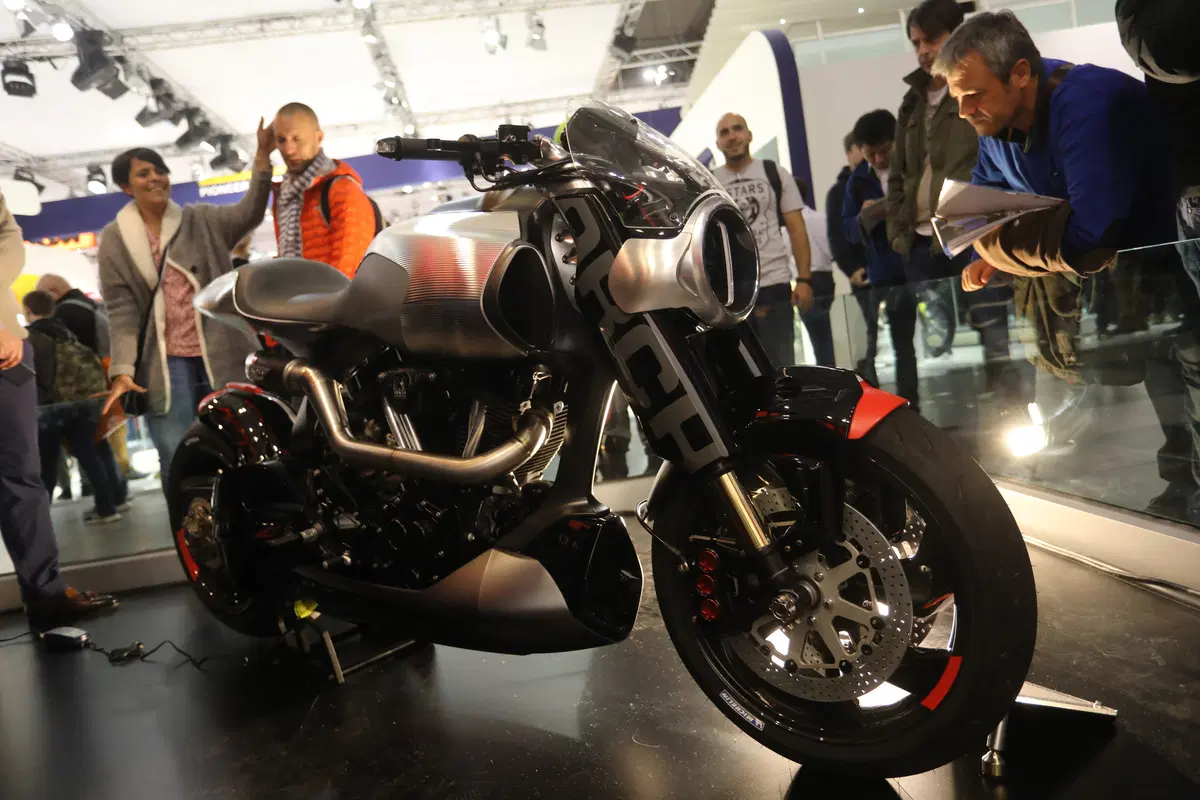 EICMA 2017. Keanu Reeves: "Faccio moto da guidare" (2)