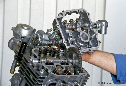 Questa immagine consente di osservare i bilancieri di un grosso monocilindrico Yamaha a cinque valvole vincolati non a un castello amovibile (come si usava diffusamente una volta), ma direttamente al coperchio della testa