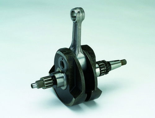 La foto mostra l’albero a gomito composito di un monocilindrico da fuoristrada Kawasaki KX 450. Come si può chiaramente notare, nel piede della biella non vi è alcuna bussola