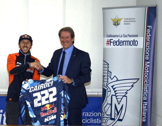 Antonio Cairoli ha regalato al presidente Copioli una sua maglietta di gara autografata (foto Taglioni)