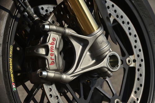 L'impianto frenante è invariato rispetto alla Panigale standard, ma è più efficiente dato il minor peso della R