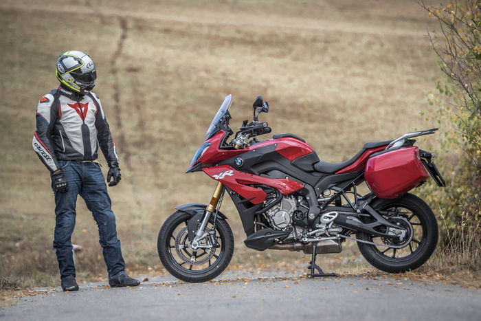 La S1000XR pesa poco per essere una maxi ed è agevole issarla sul centrale