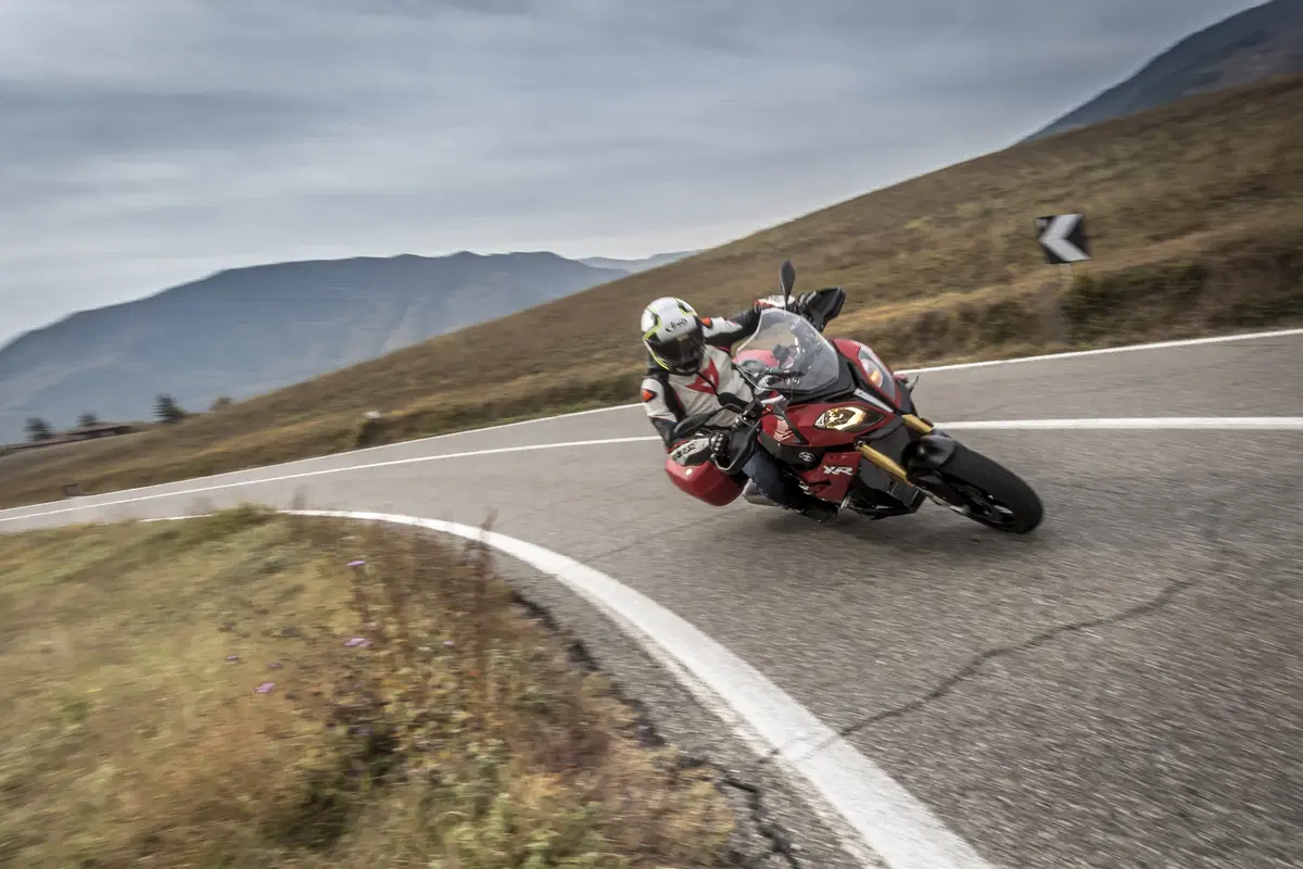 BMW S1000XR 2017 TEST: più cv, meno vibrazioni
