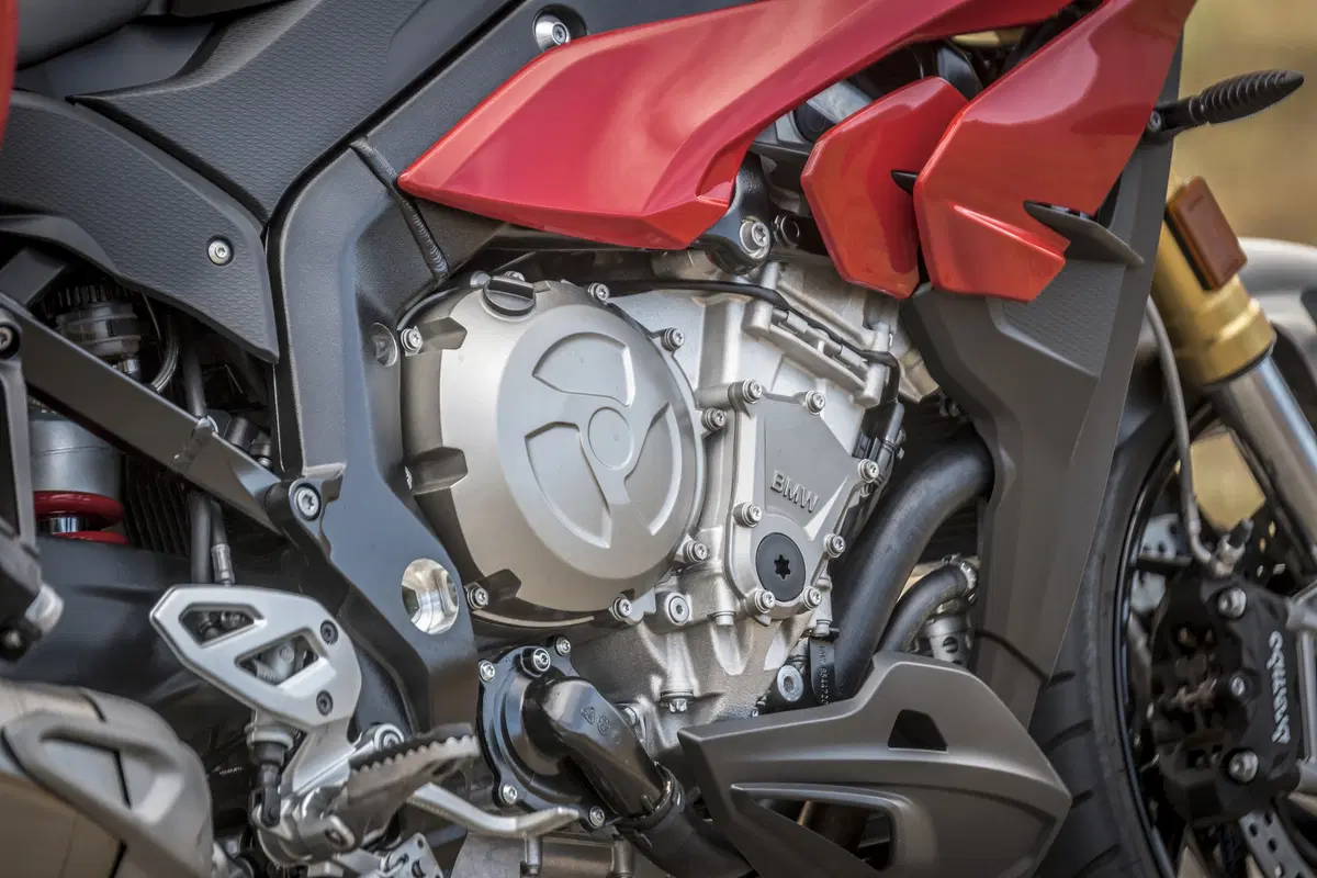BMW S1000XR 2017 TEST: più cv, meno vibrazioni (15)
