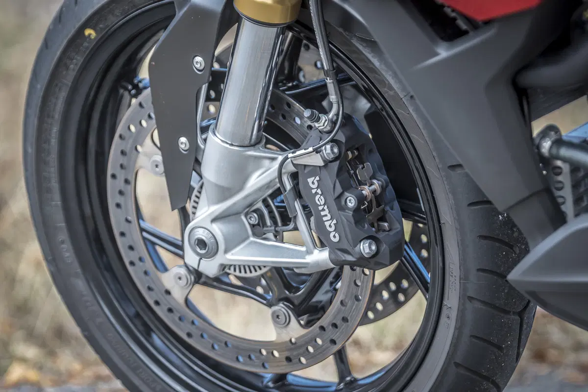 BMW S1000XR 2017 TEST: più cv, meno vibrazioni (23)