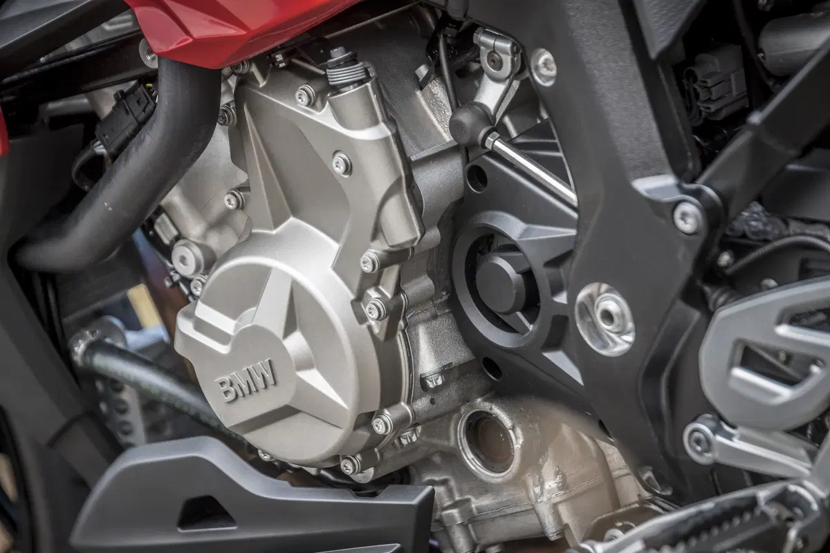 BMW S1000XR 2017 TEST: più cv, meno vibrazioni (24)