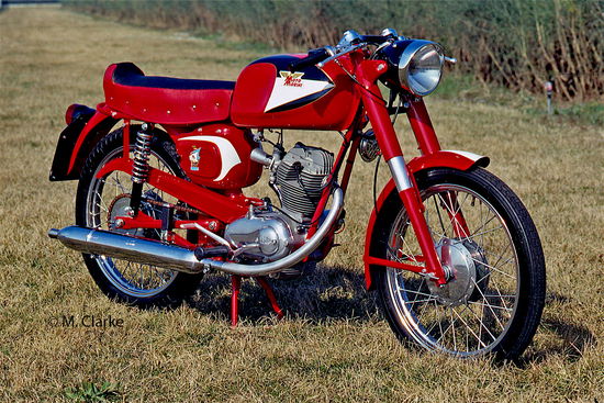 Uno splendido esemplare di Morini Corsaro Veloce prima versione. Questa 125 è stata una delle maggiori protagoniste della scena motociclistica italiana negli anni Sessanta. Il motore, semplice e robusto, forniva ottime prestazioni