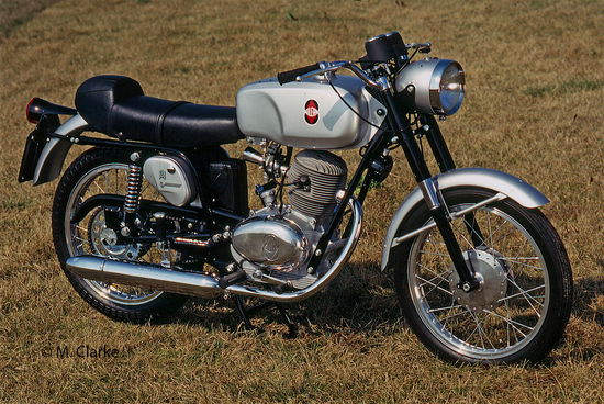 La Gilera 124 5V, presentata alla fine del 1965, è stata una delle migliori ottavo di litro italiane. Aveva il cambio a cinque marce, le ruote da 17 pollici e una estetica stupenda