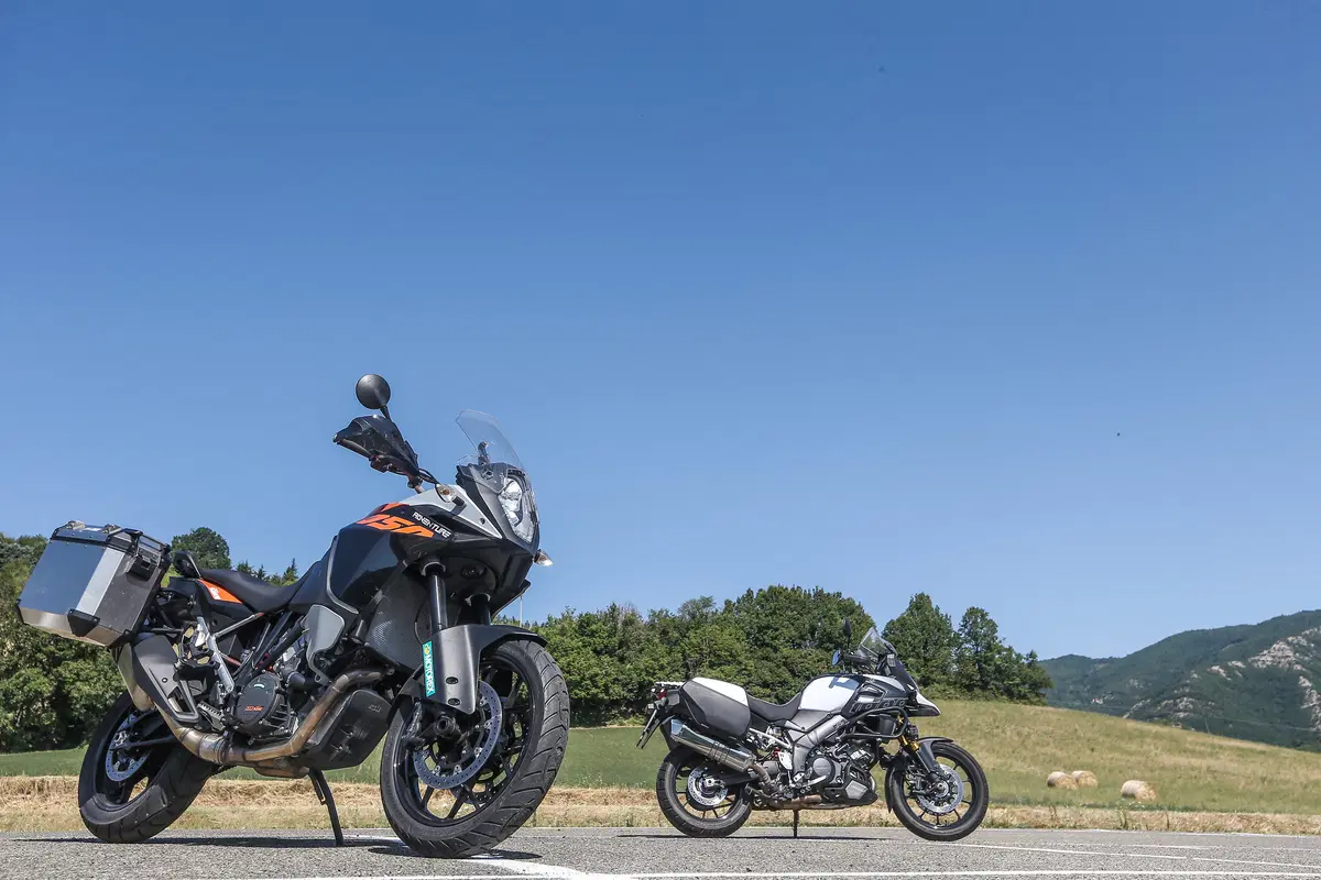 KTM 1050 Adventure vs Suzuki V-Strom 1000 (2)