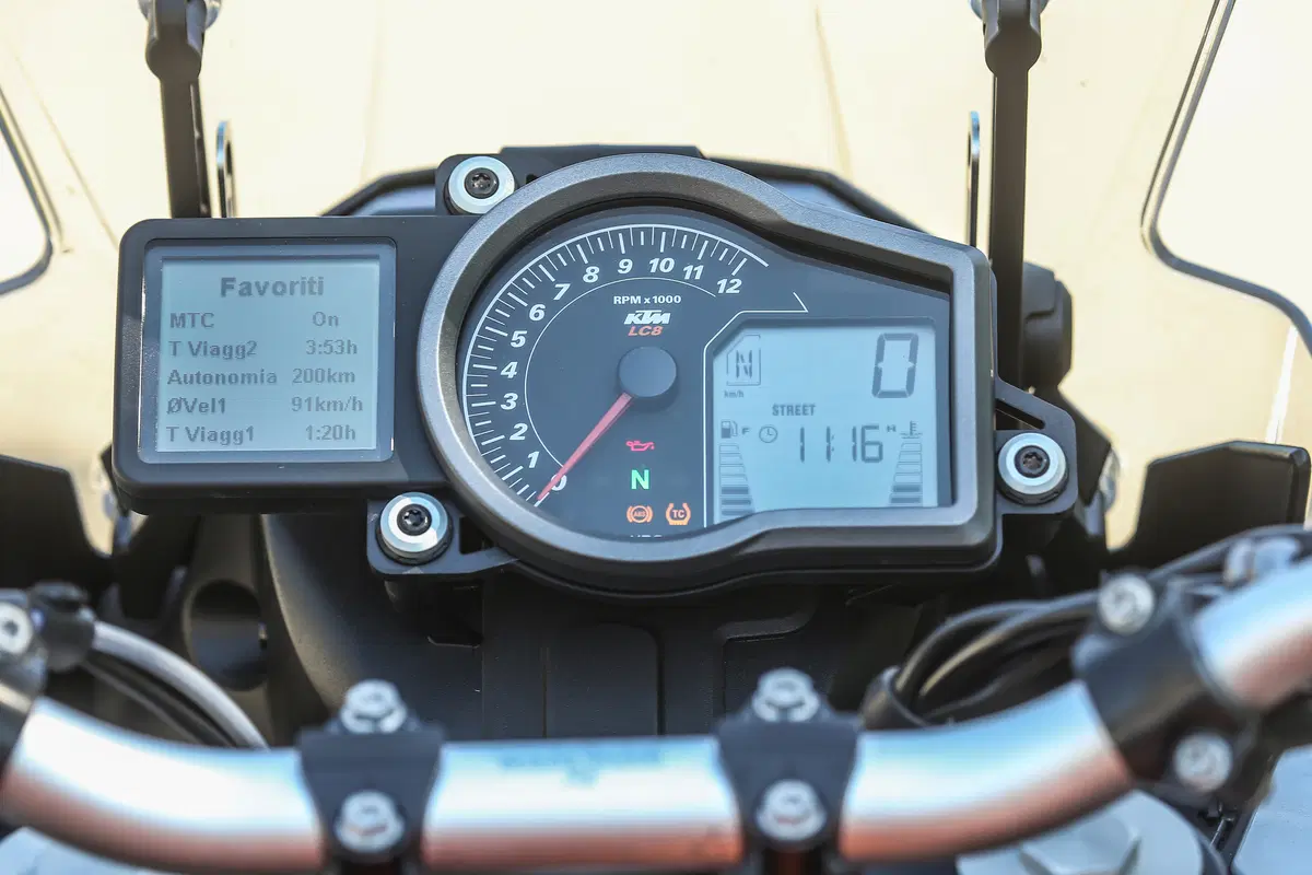 KTM 1050 Adventure vs Suzuki V-Strom 1000 (12)