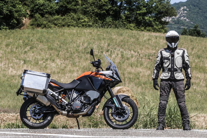 Andrea Perfetti vicino alla KTM. Indossa casco Suomy, giacca e pantaloni Spidi, stivali TCX