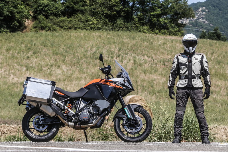 Andrea Perfetti vicino alla KTM. Indossa casco Suomy, giacca e pantaloni Spidi, stivali TCX