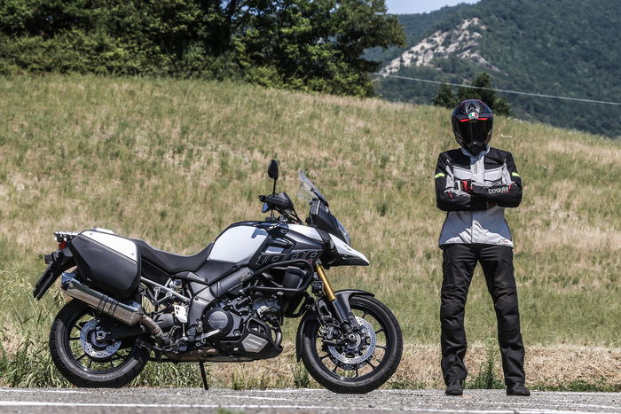 Maurizio Gissi vicino alla Suzuki. Indossa casco AGV, giacca e pantaloni Alpinestars, stivali Dainese   