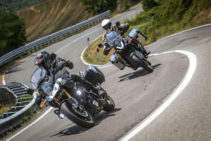 Quando lasciano la statale ed entrano in autostrada, Suzuki e KTM regalano un grande confort. Qui si registra un leggero vantaggio a favore della giapponese   