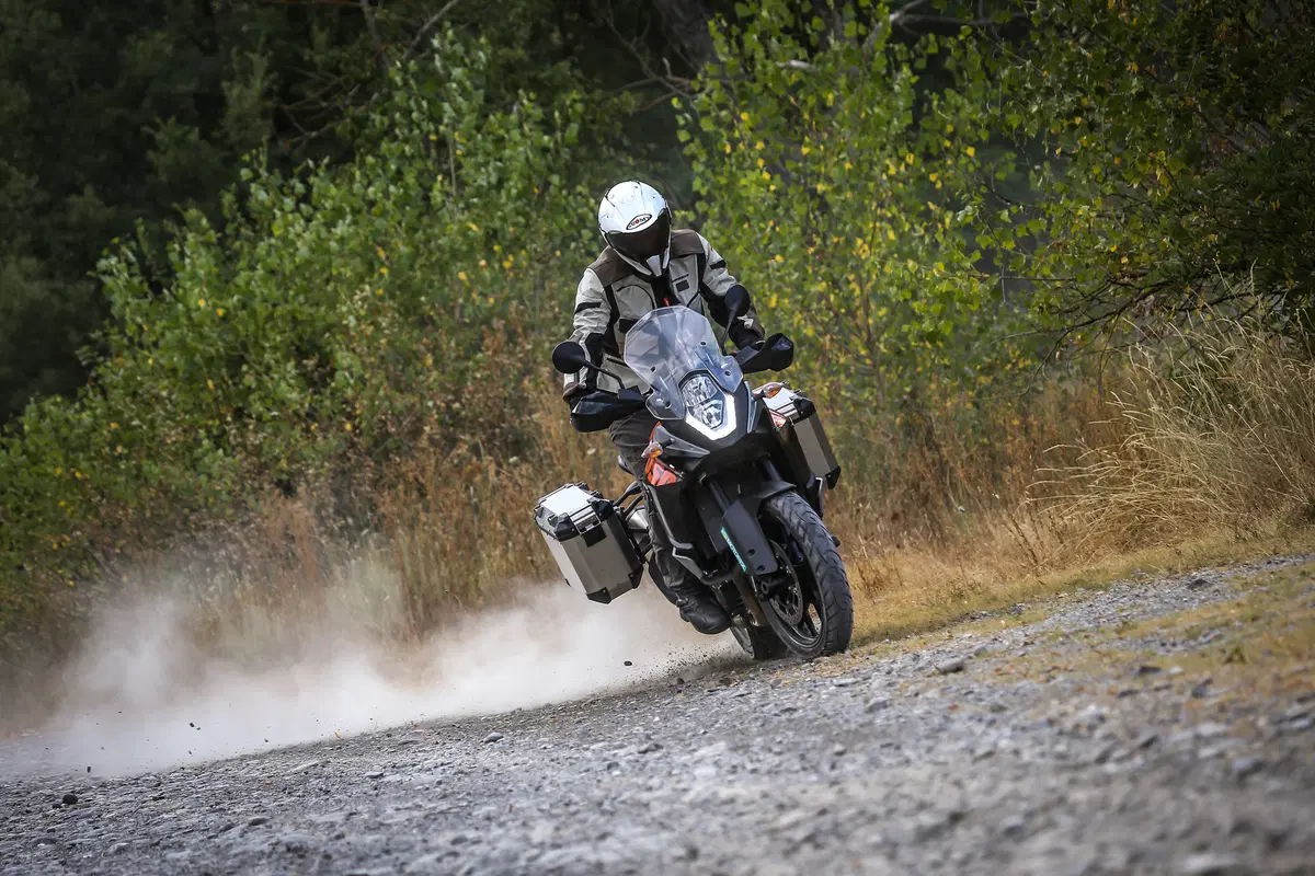 KTM 1050 Adventure vs Suzuki V-Strom 1000 (2)