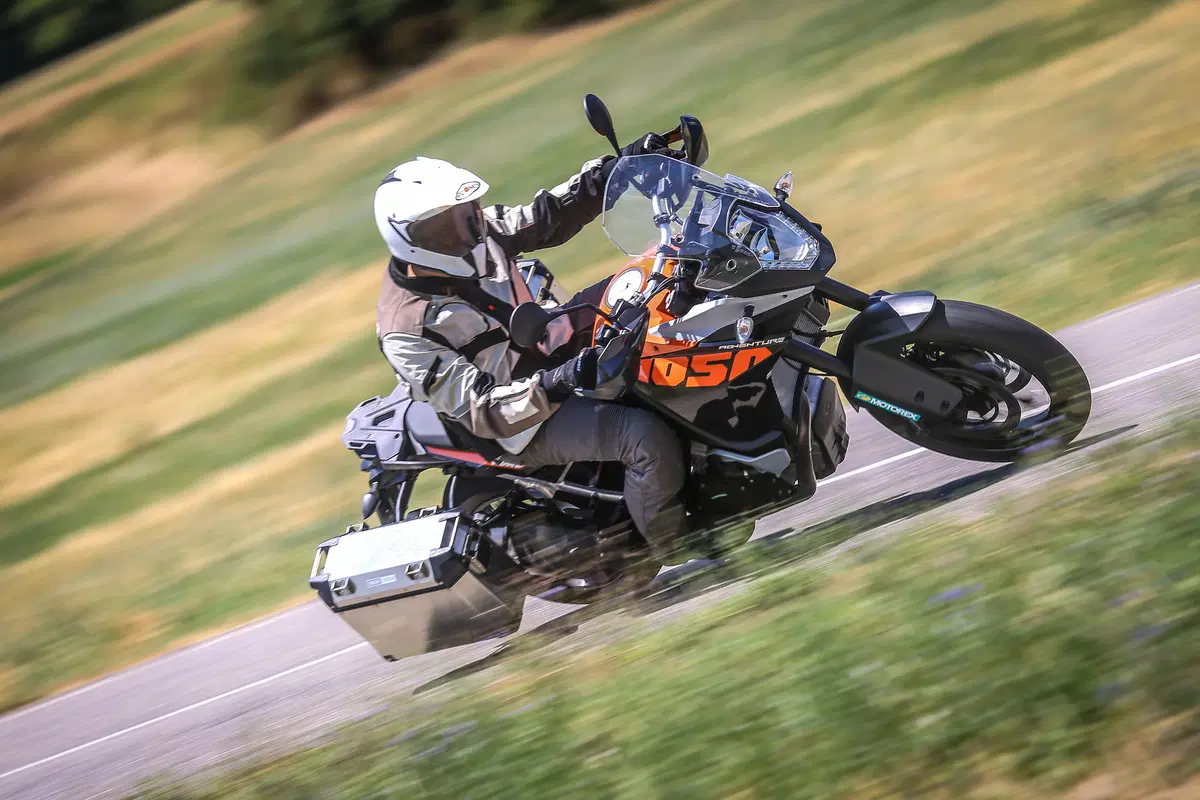 KTM 1050 Adventure vs Suzuki V-Strom 1000 (40)