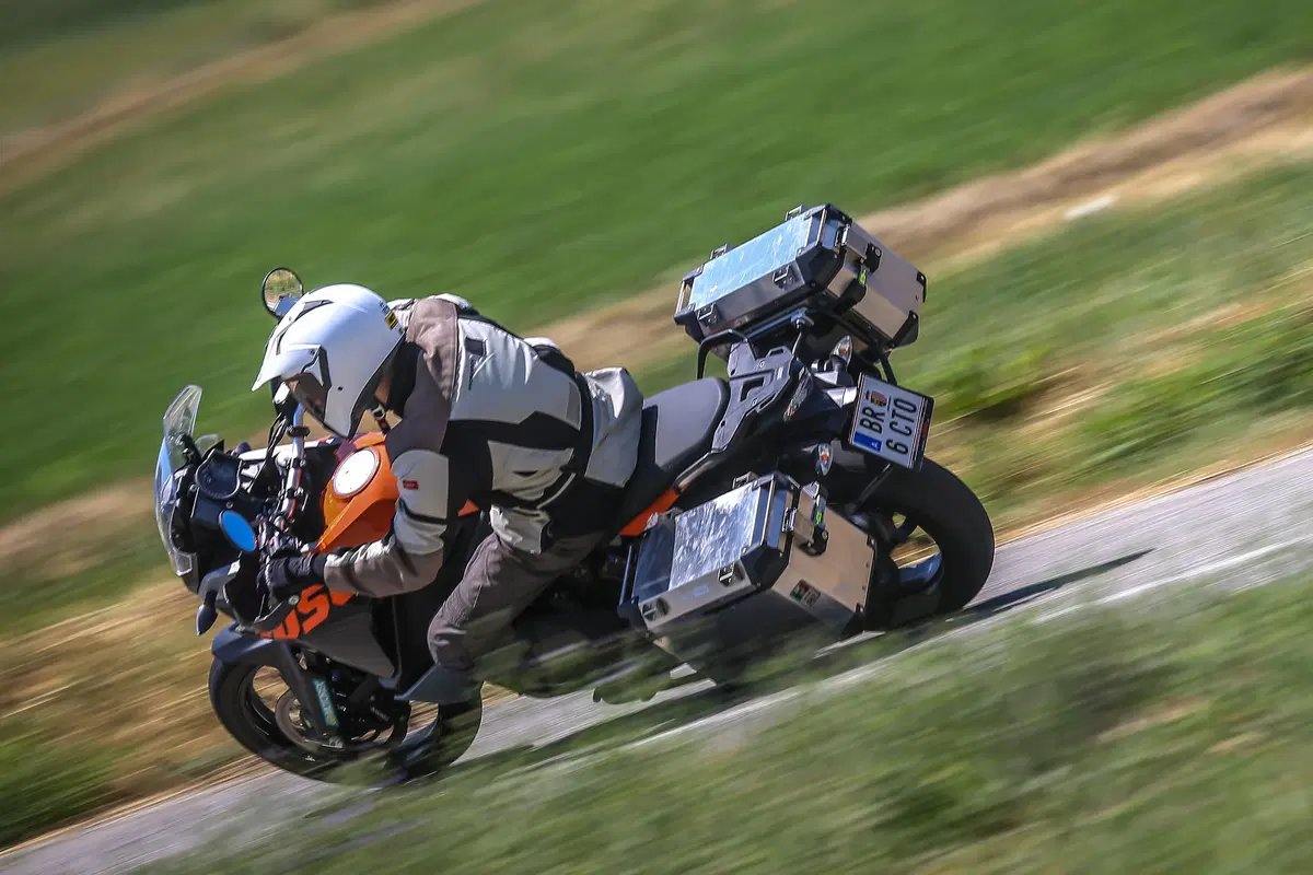 KTM 1050 Adventure vs Suzuki V-Strom 1000 (39)