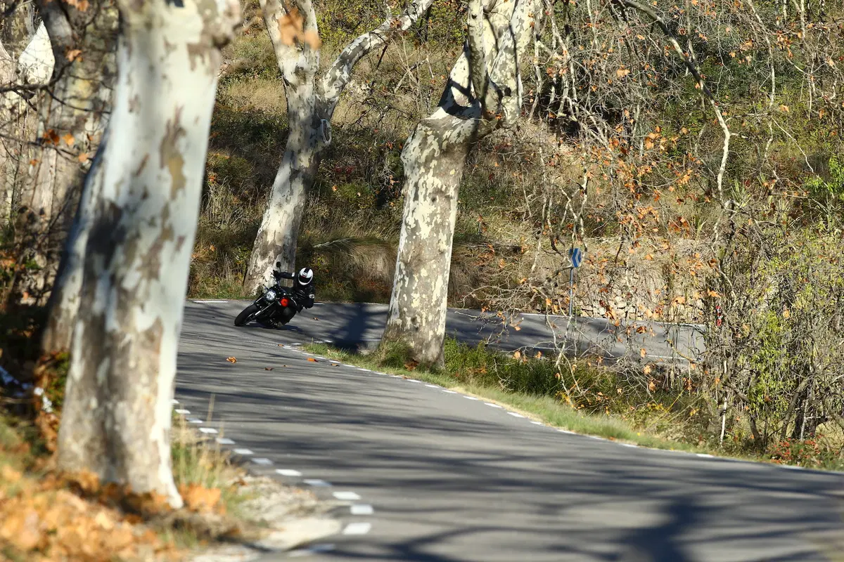 Kawasaki Z900RS: Retrò ma non troppo (5)