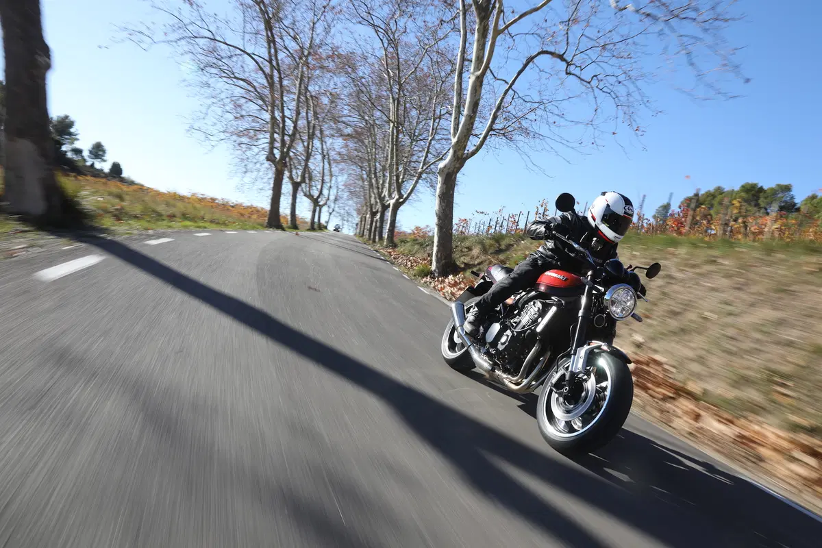Kawasaki Z900RS: Retrò ma non troppo (8)