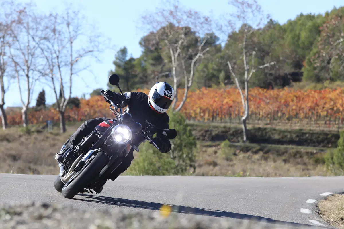 Kawasaki Z900RS: Retrò ma non troppo (9)