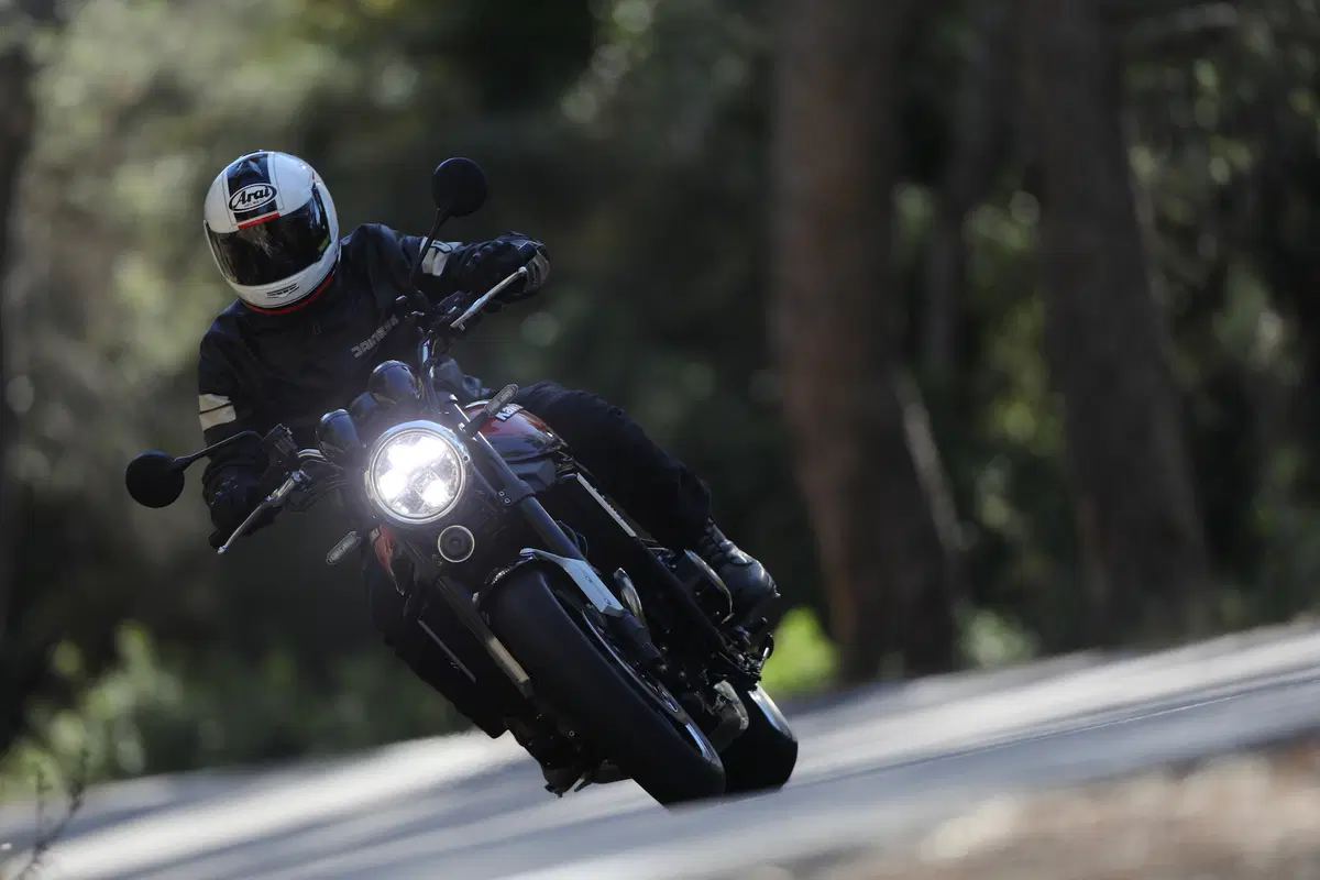 Kawasaki Z900RS: Retrò ma non troppo (12)