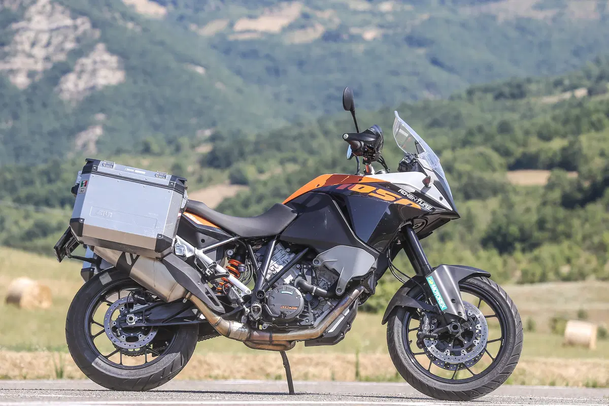 KTM 1050 Adventure vs Suzuki V-Strom 1000