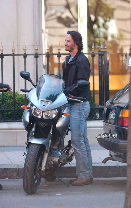 Keanu Reeves è un motociclista a tempo pieno. Qui con una Yamaha TDM