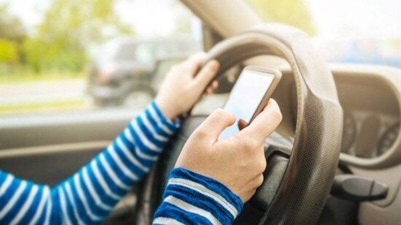 Manovra: salta la stretta sull&#039;uso dei cellulari in auto