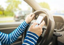 Manovra: salta la stretta sull'uso dei cellulari in auto