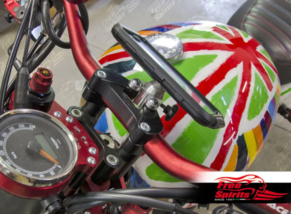 Free Spirits: supporto smartphone Triumph Bonneville SE (2)