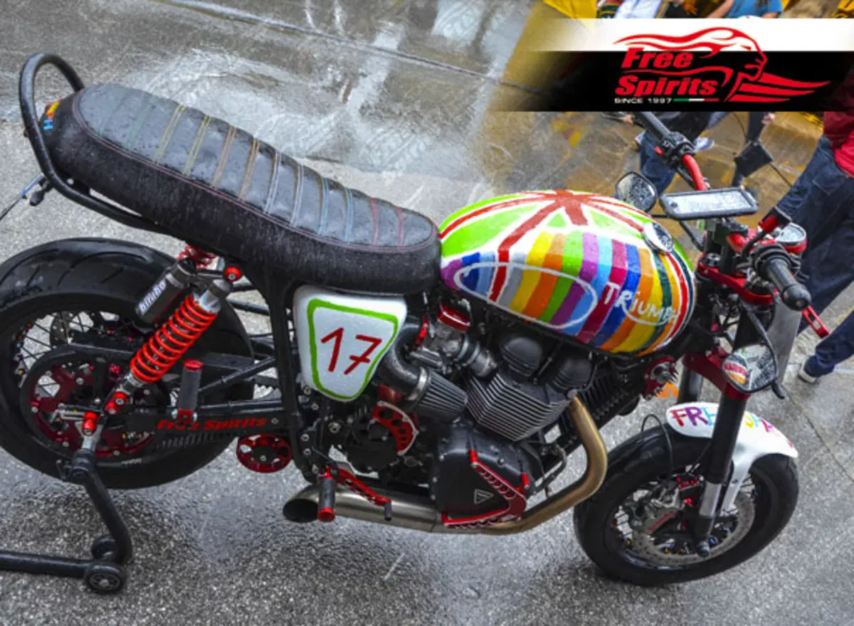 Free Spirits: supporto smartphone Triumph Bonneville SE (3)