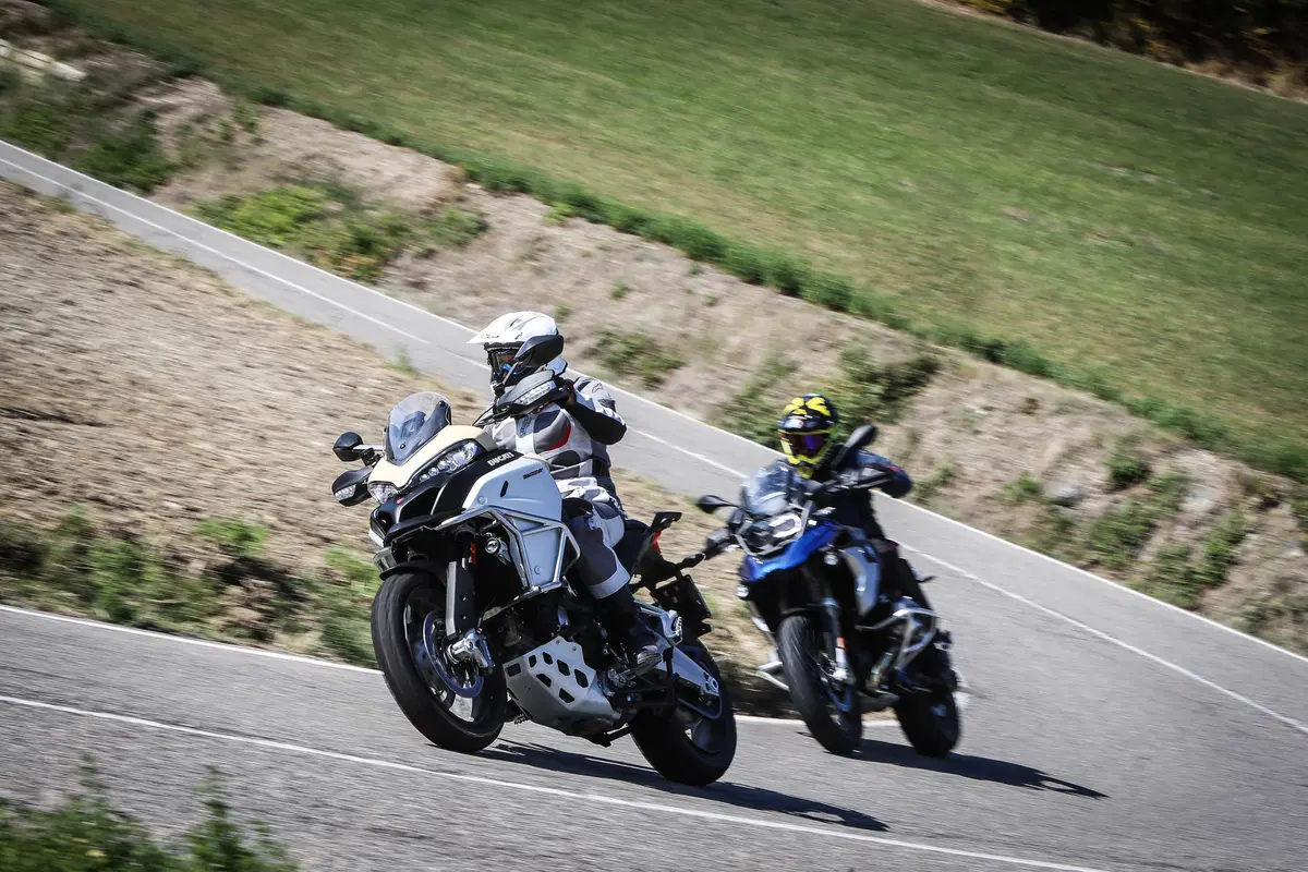 BMW R1200GS Rallye vs Ducati Multistrada 1200 Enduro Pro (2)