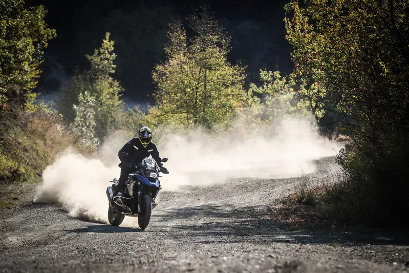I 125 cv regalano prestazioni ottime alla GS, che ha un'accelerazione pronta gi&agrave; dai bassi regimi