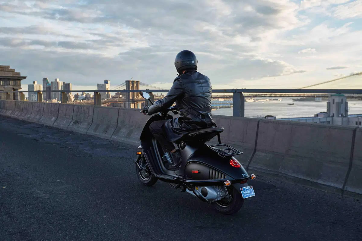 Vespa 946 Emporio Armani negli USA (3)