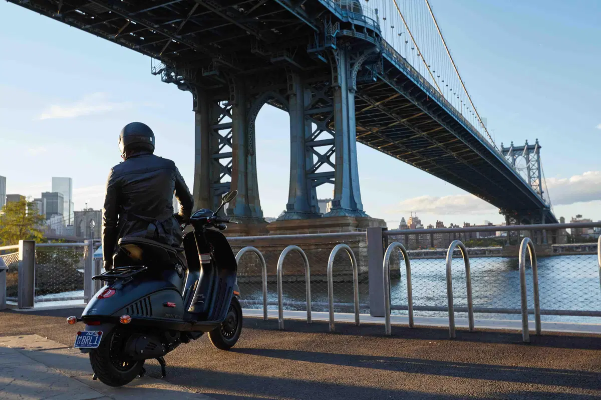 Vespa 946 Emporio Armani negli USA (5)