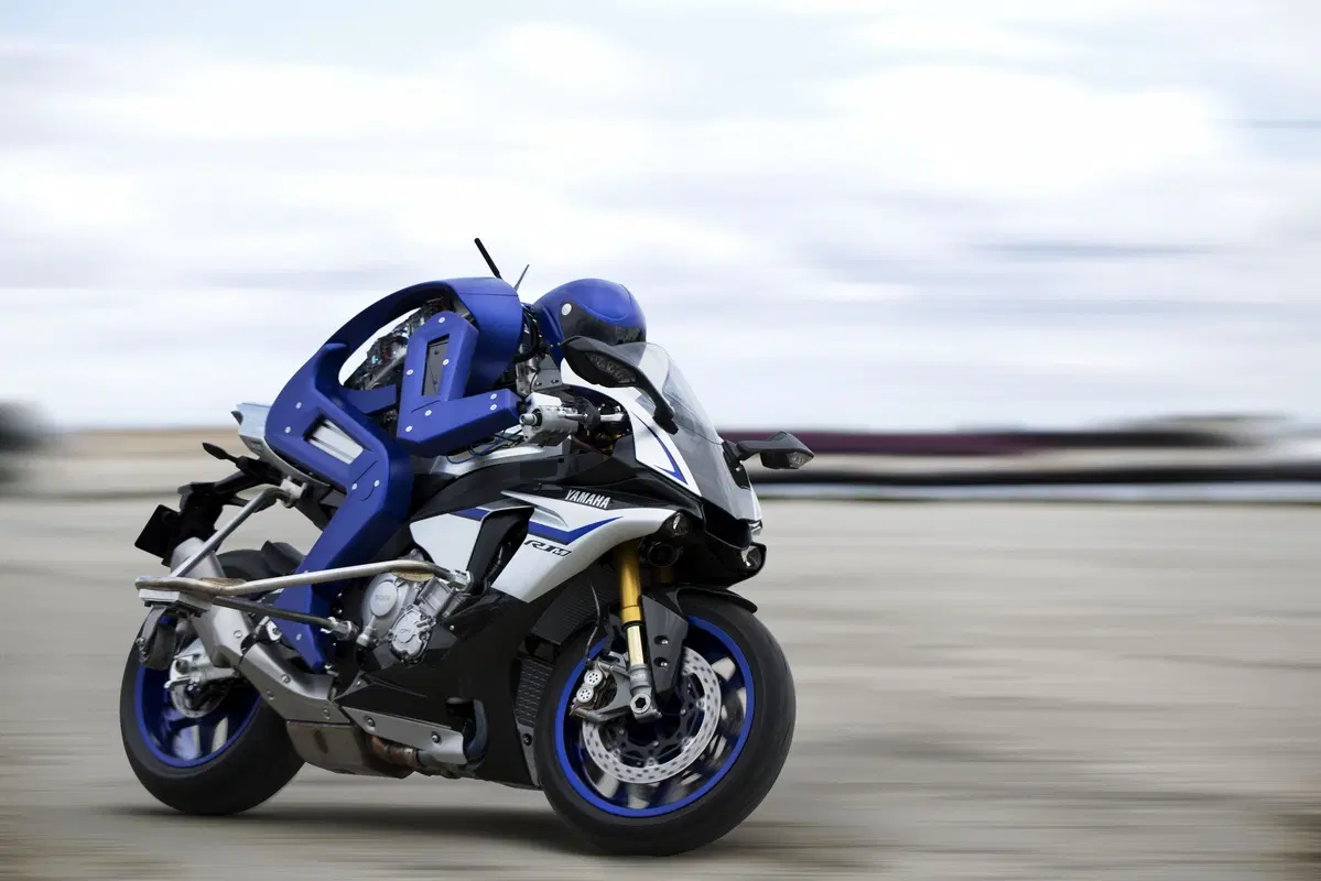 Yamaha Motobot, il robot che guida la R1