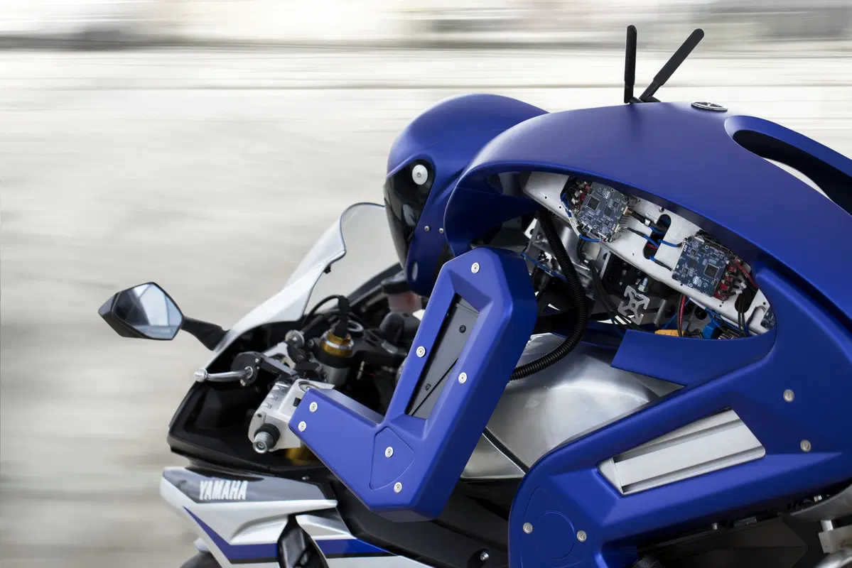 Yamaha Motobot, il robot che guida la R1 (2)