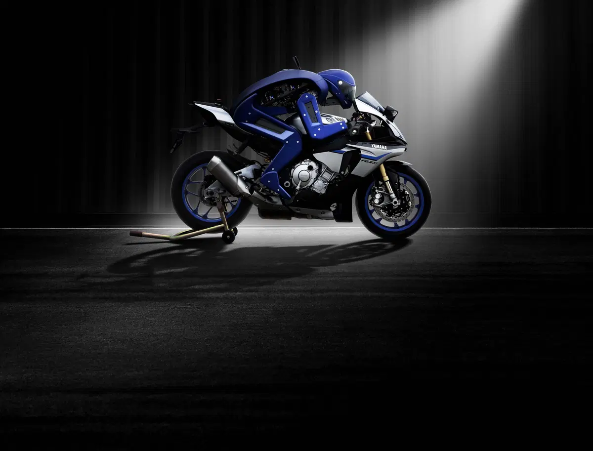 Yamaha Motobot, il robot che guida la R1 (4)